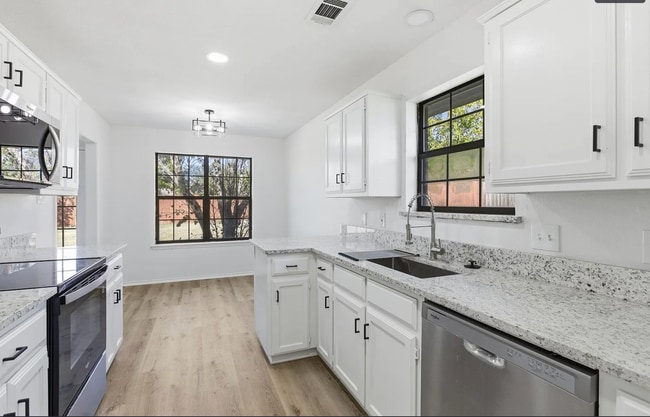 Photo - 220 Brook Cir