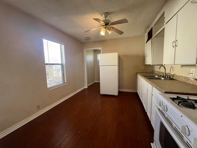 Photo - 412 W Texas Ave