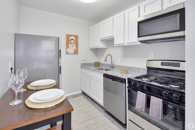 Photo - Finian's Court Apartments