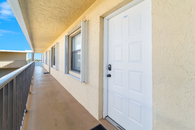 Photo - 896 N Federal Hwy Unidad 530