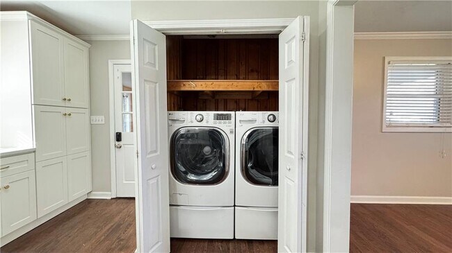 Photo - 552 Sybil Ln SE