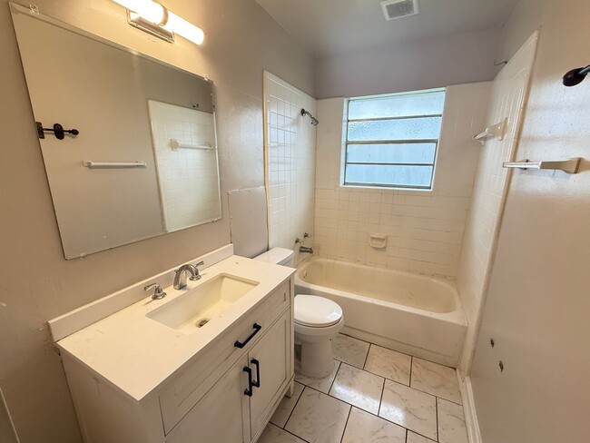 Building Photo - 3 Bedroom 1.5 bathroom duplex home