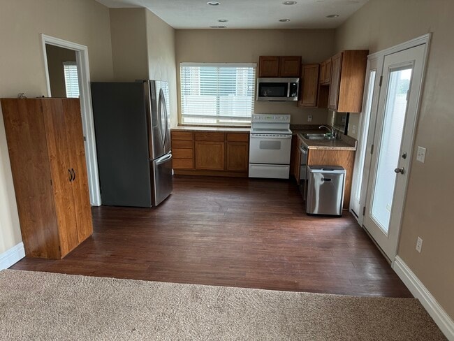 Building Photo - 830 Oxford Dr Unit Basement Apartment