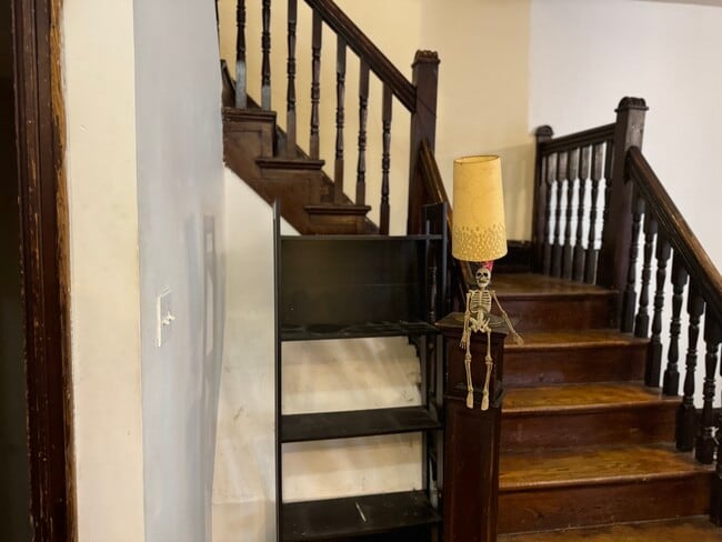 Escaleras del primer piso - 5031 Cedar Ave