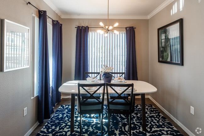 2BR, 2BA - 1051 SF