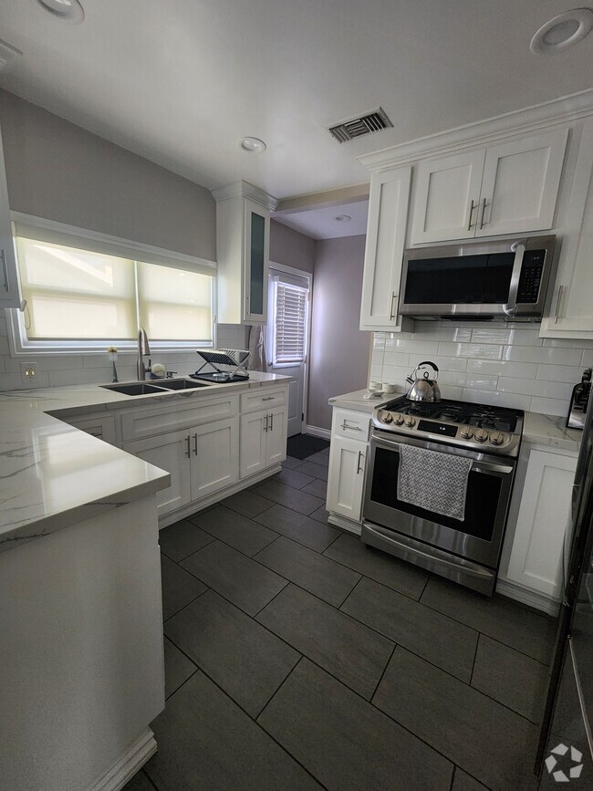 Building Photo - 406 E Buckthorn St Rental