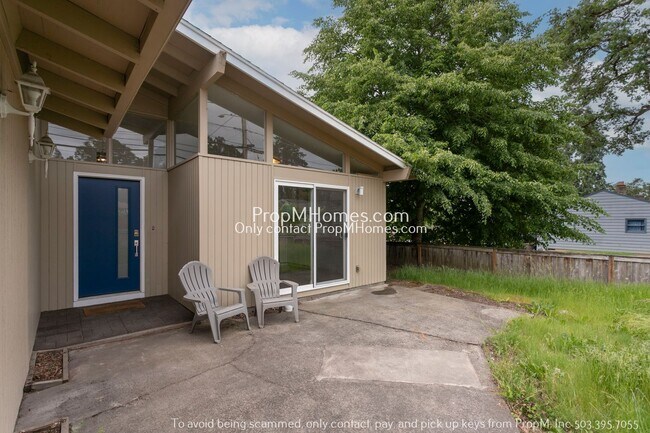 Photo - Updated 3-Bedroom Gladstone Home with Bonus Office Space!