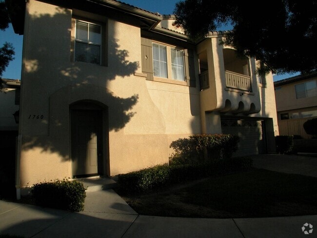 Building Photo - WOW! 2 bedroom, 2 bath Townhome in Capri!