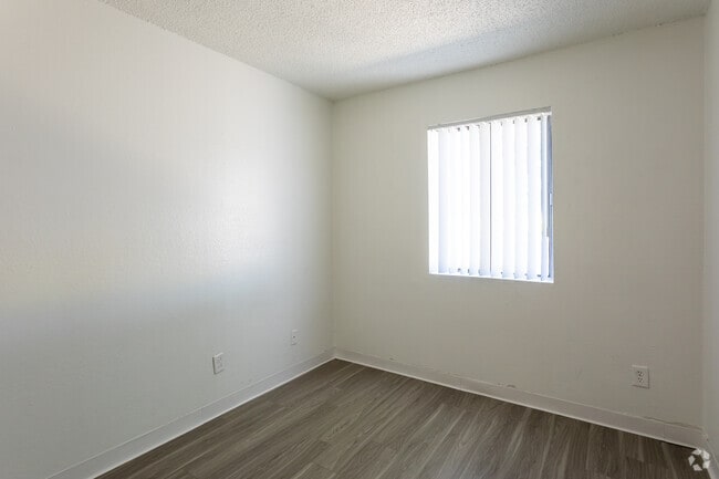 3BR, 2BA - 800 SF - Mariposa Flats