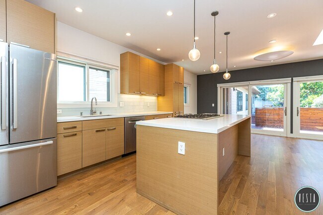 Photo - EXQUISITE RENOVATED VICTORIAN COMPOUND - 5...