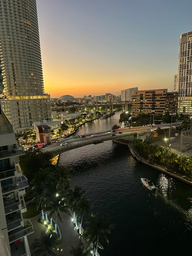 Building Photo - 690 SW 1st Ct Unit 1517