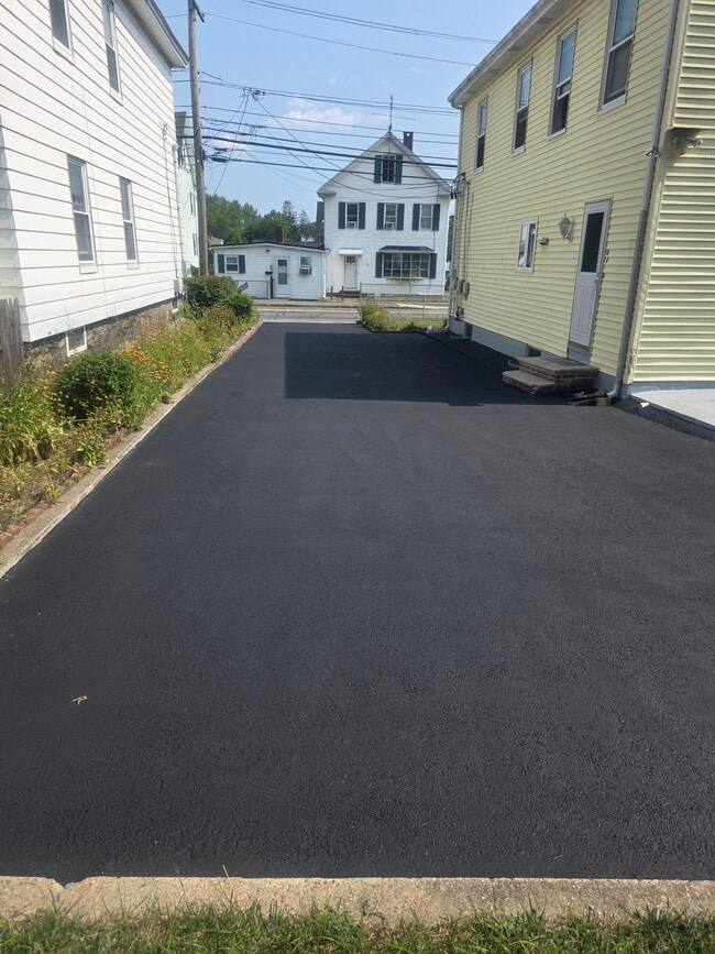 Camino de entrada hacia la calle - 63 Oak St Apartamentos Unidad 1