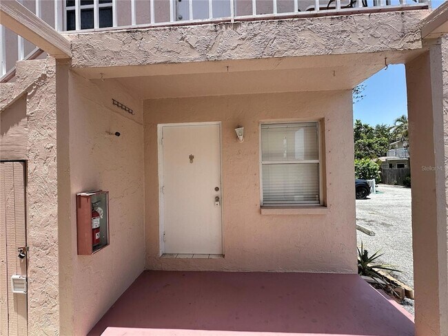 Building Photo - 1630 Redwood St Unit B-1 Rental