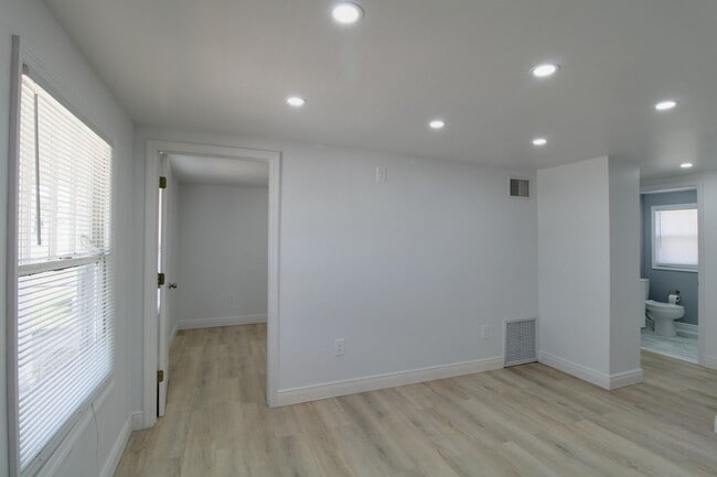 Photo - 236 N Oleander Ave