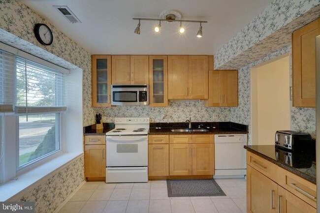 Building Photo - 5005 Red Haven Dr