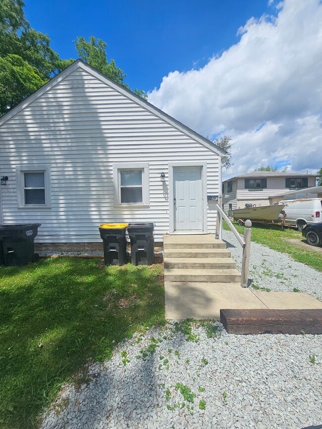 Building Photo - 2710 E 10th St Unit 2712 East 10th St