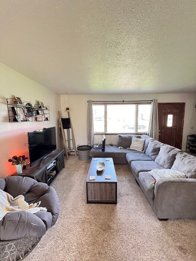Photo - AVAILABLE MAY - Large 2 Bedroom Apartment! Unit 1610 N 32nd St