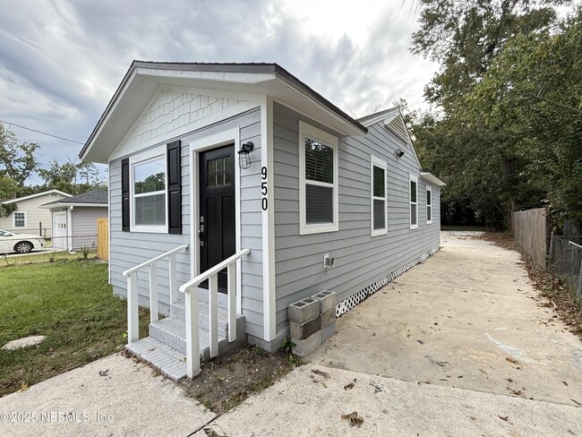 Photo - 950 Superior St