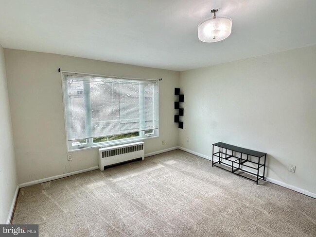 Building Photo - 10413 Montrose Ave Unit M-201