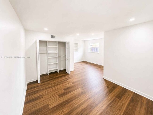 Photo - 6560 Hayes St