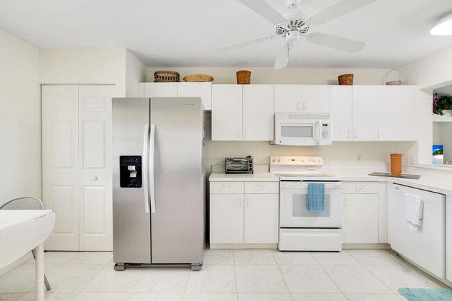 Photo - Furnished 2BR + Den Condo in Sapphire Lake... Unidad 2