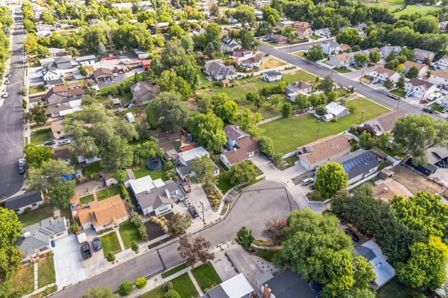 Surrounded by green space - 401 E Maxwell Ln Unit B