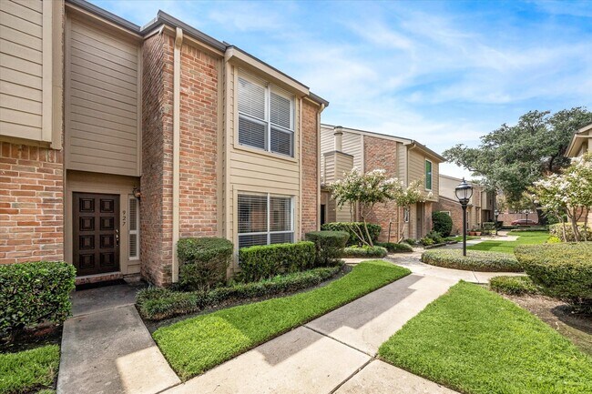 Building Photo - 927 Memorial Village Dr Rental