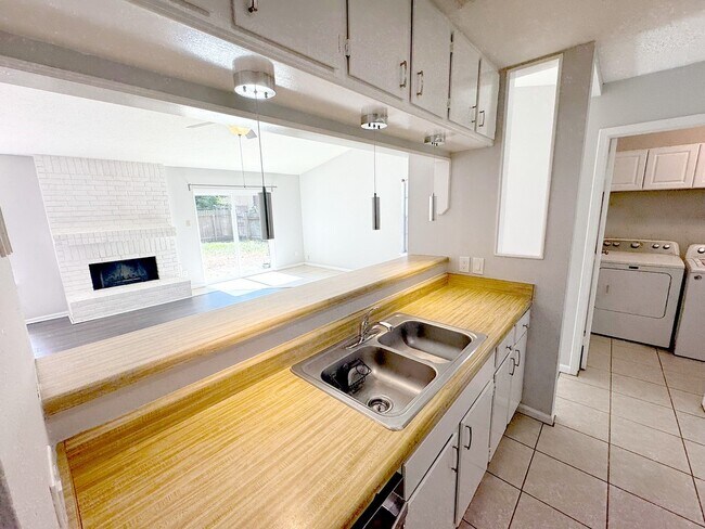 Photo - 28 Rockfern Ct