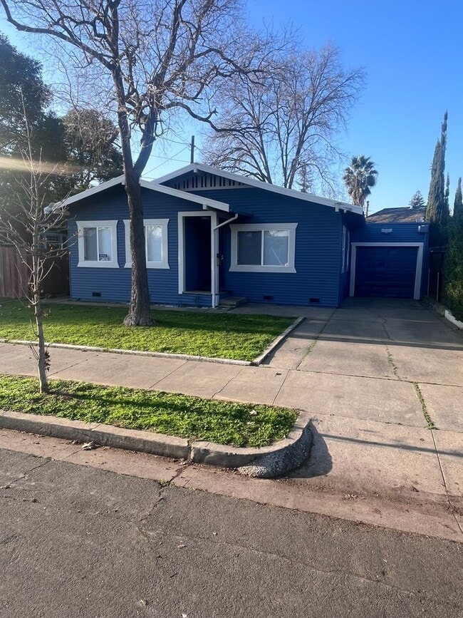 Building Photo - ADORABLE 2 BEDROOM HOME!!