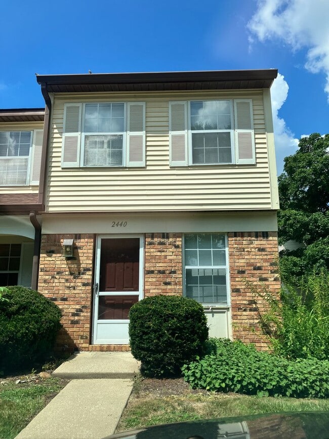 Building Photo - 2440 Burberry Rental