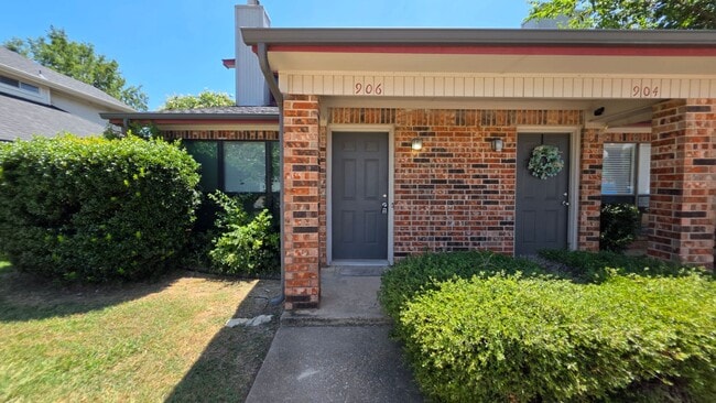 Building Photo - 906 Meadow Cir N