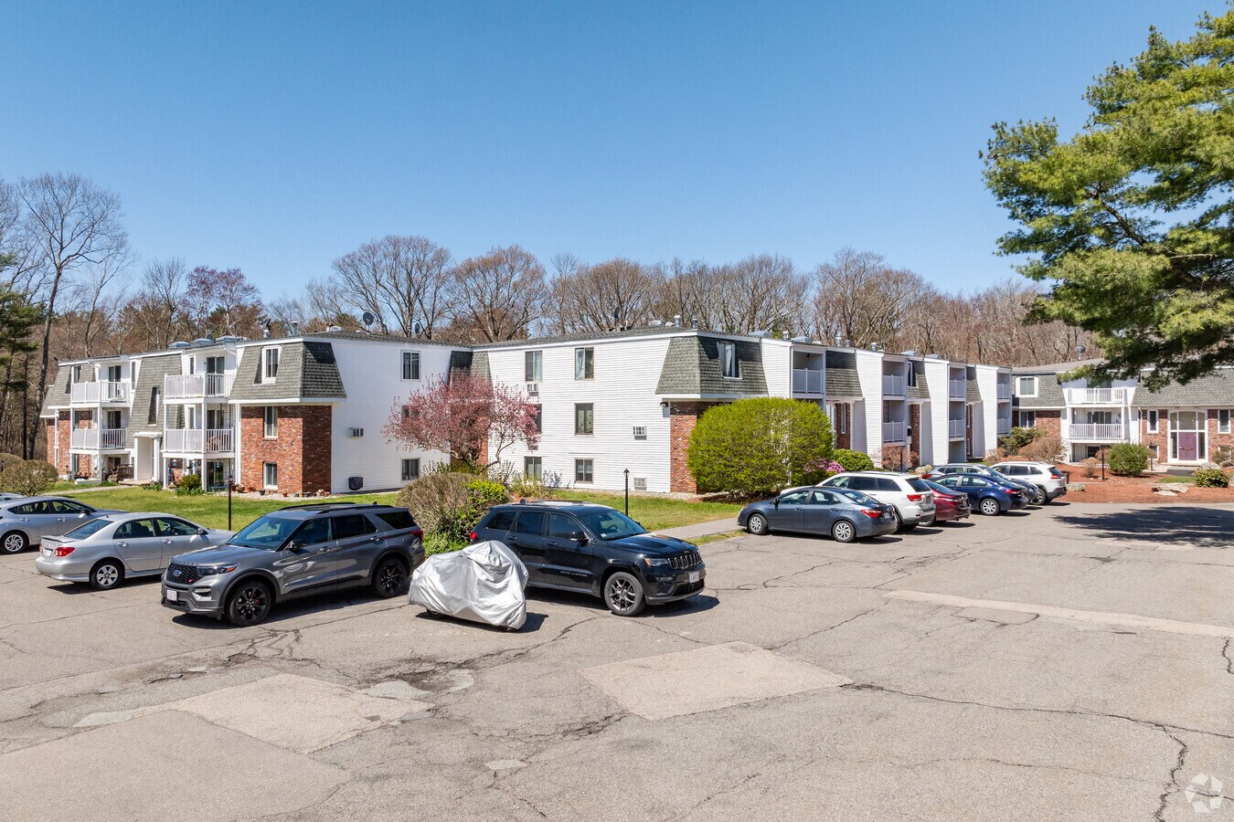 Alt Building - Fox Run Condominiums