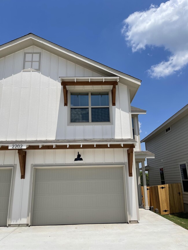 Photo - 2202 Sandlewood Cv