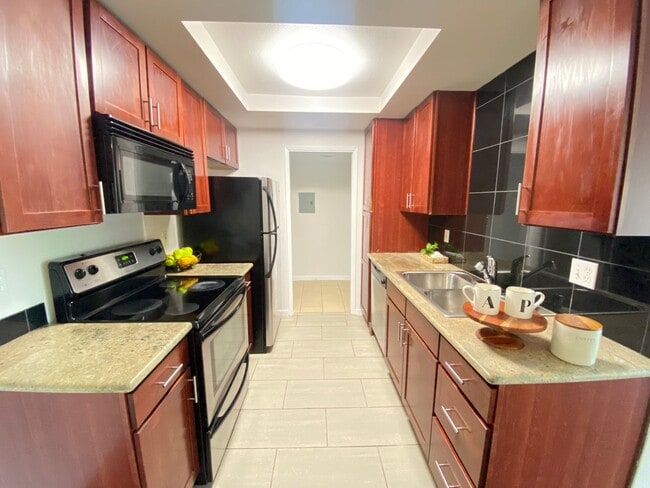 Building Photo - Beautiful Two Bedroom Two Bathroom Condo W/ Balcony & In Unit Laundry!