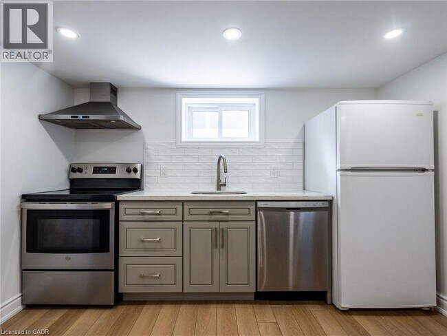 Photo - 111 W 32nd St