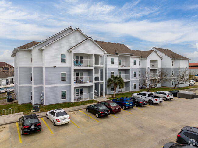 Photo - Campus Quarters Apartments