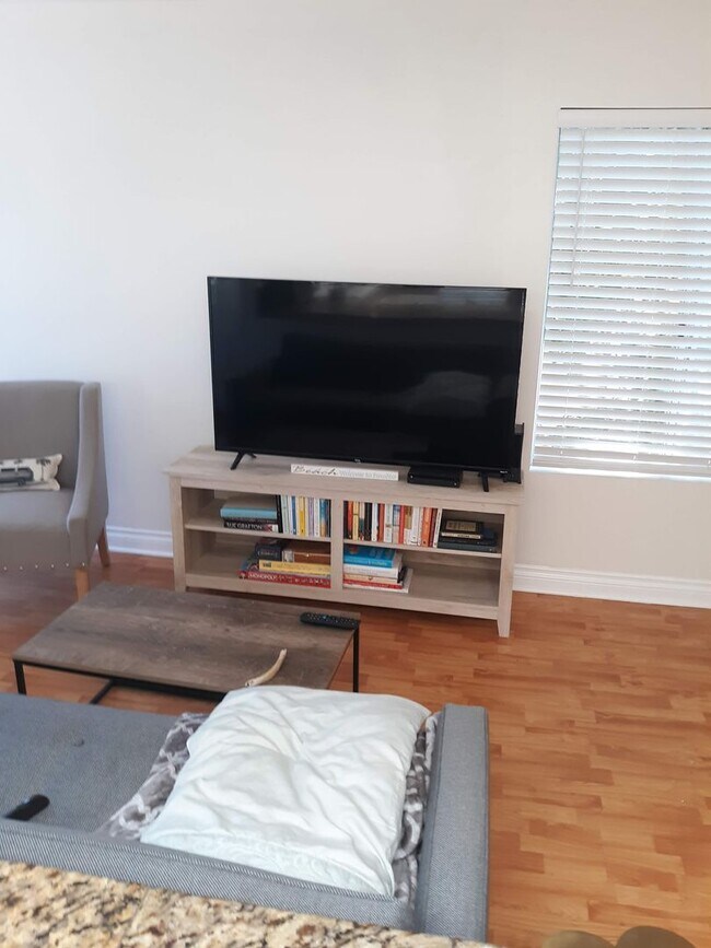 Bright 2 Bed 2 Bath Upstairs Condo Unit Av... Condo for Rent in