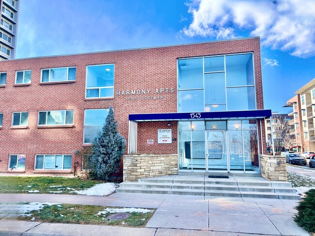 Bienvenido a Harmony Apartments, donde la vida moderna se combina con el diseño clásico. - Flats at Sloan's Lake East