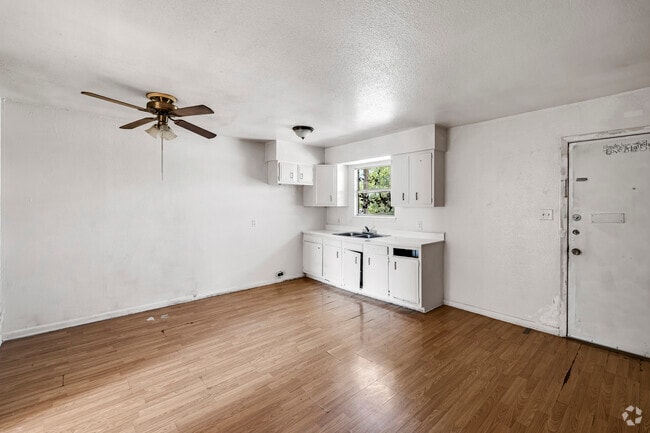 1BR, 1BA - 440SF - Kitchen - Heritage Court Apartments