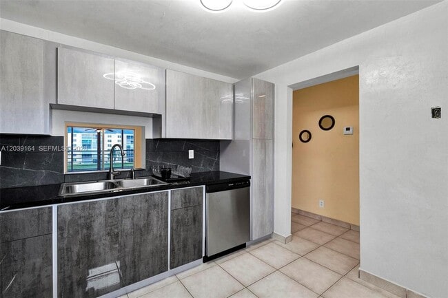 Photo - 431 SE 3rd St Unit 402