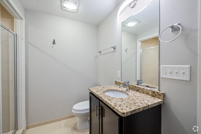 2BR, 2BA - 859SF - Primary Bathroom