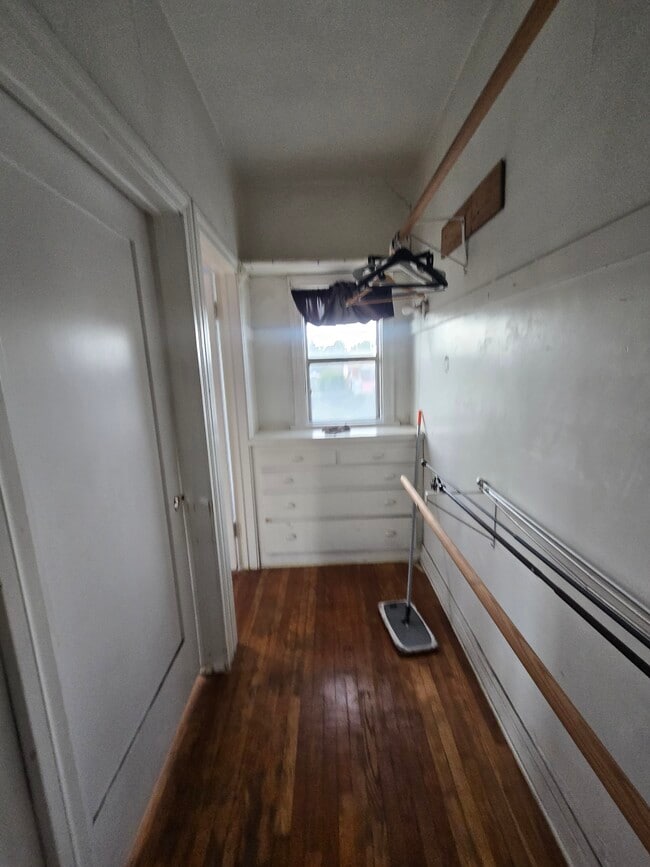 337 1/2 E 49th St Unit 337 1/2