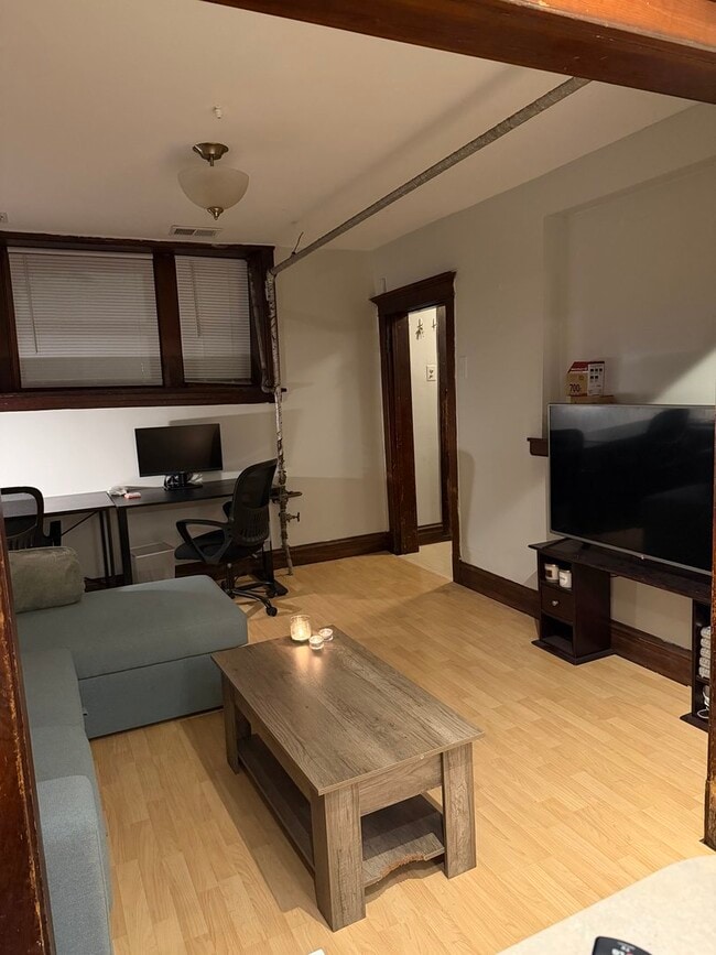 Photo - 1529 N Claremont Ave