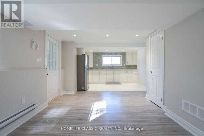 Photo - 100 Chaucer Crescent