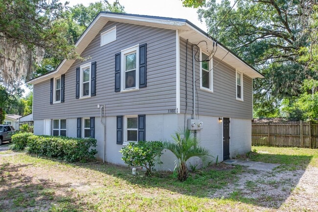 Building Photo - Spacious 3 bedroom, 1 Bathroom Upper Level... Rental