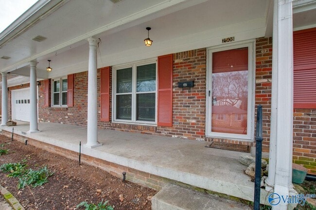 Photo - 2508 Gladstone Dr NE