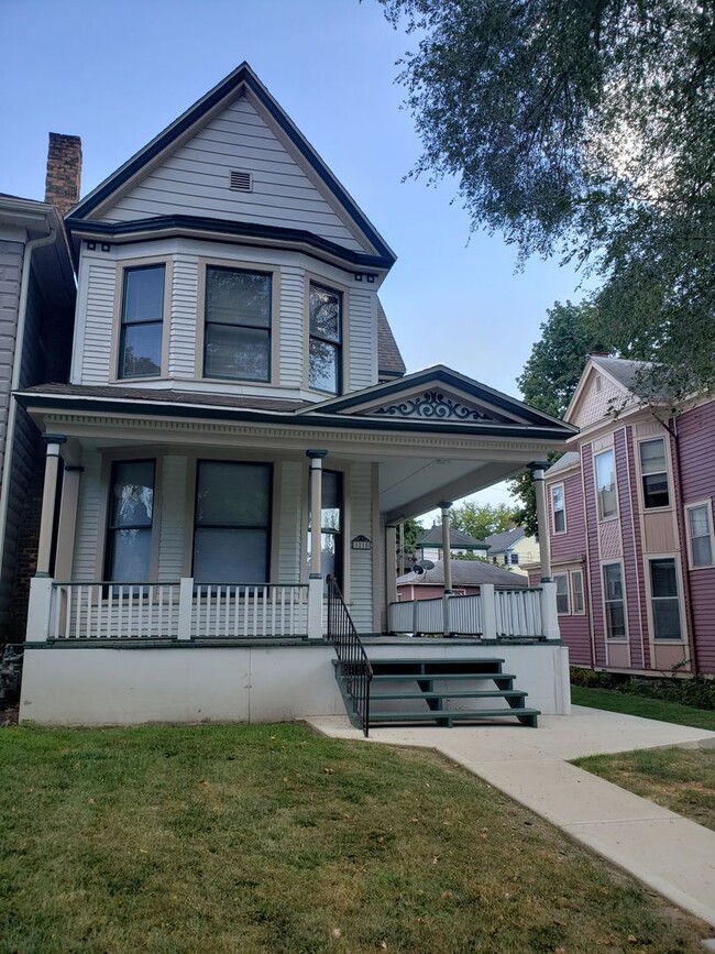 Building Photo - 1215 W Berry St Unit 1 Rental