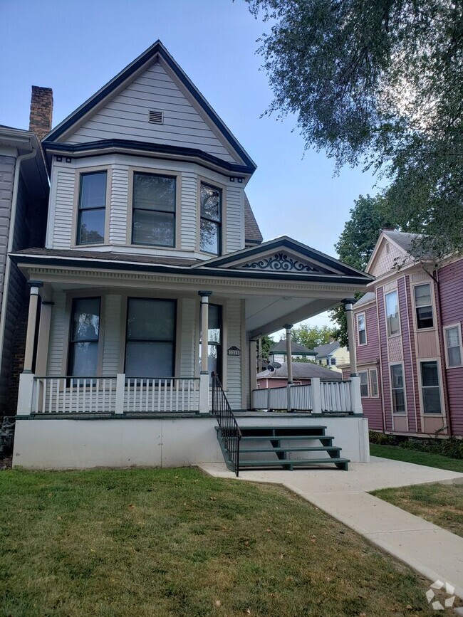 Building Photo - 1215 W Berry St Unit 1 Rental