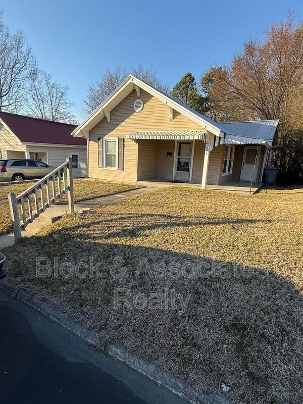 Building Photo - 524 W Wainman Ave