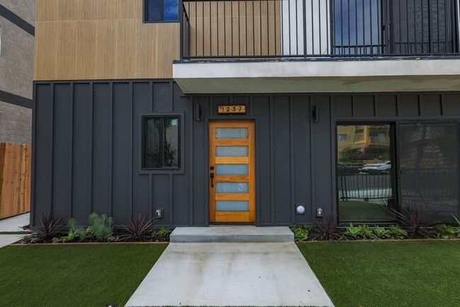 Photo - 1237 N Orange Dr Unit #1237